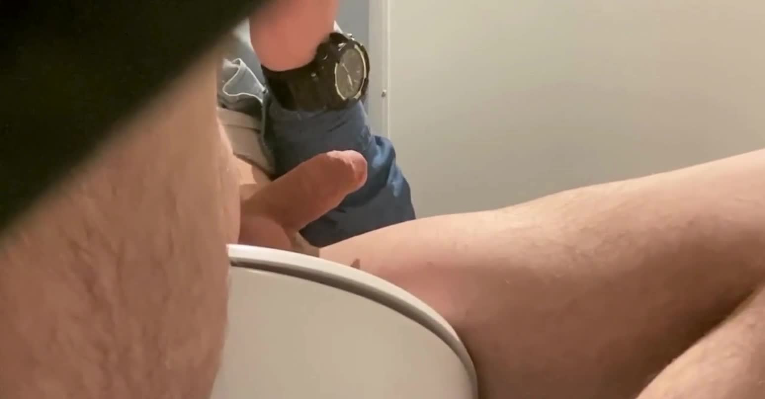 #youngboy #masturbate #toilet #spy
Young dude masturbates in toilet after watching porn videos on mobile
Discharged fluid stored in pepsi cup