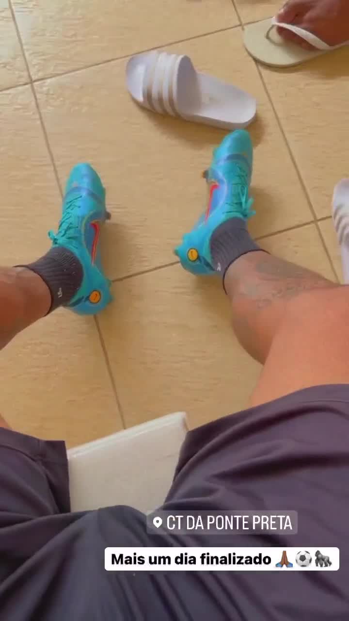 Brazilian Pro Footballer reveals his big cock ?⚽ 
He has a really beautiful big uncut dick!! He loves showing off his huge bulge!
Watch his big dick in the locked post!?