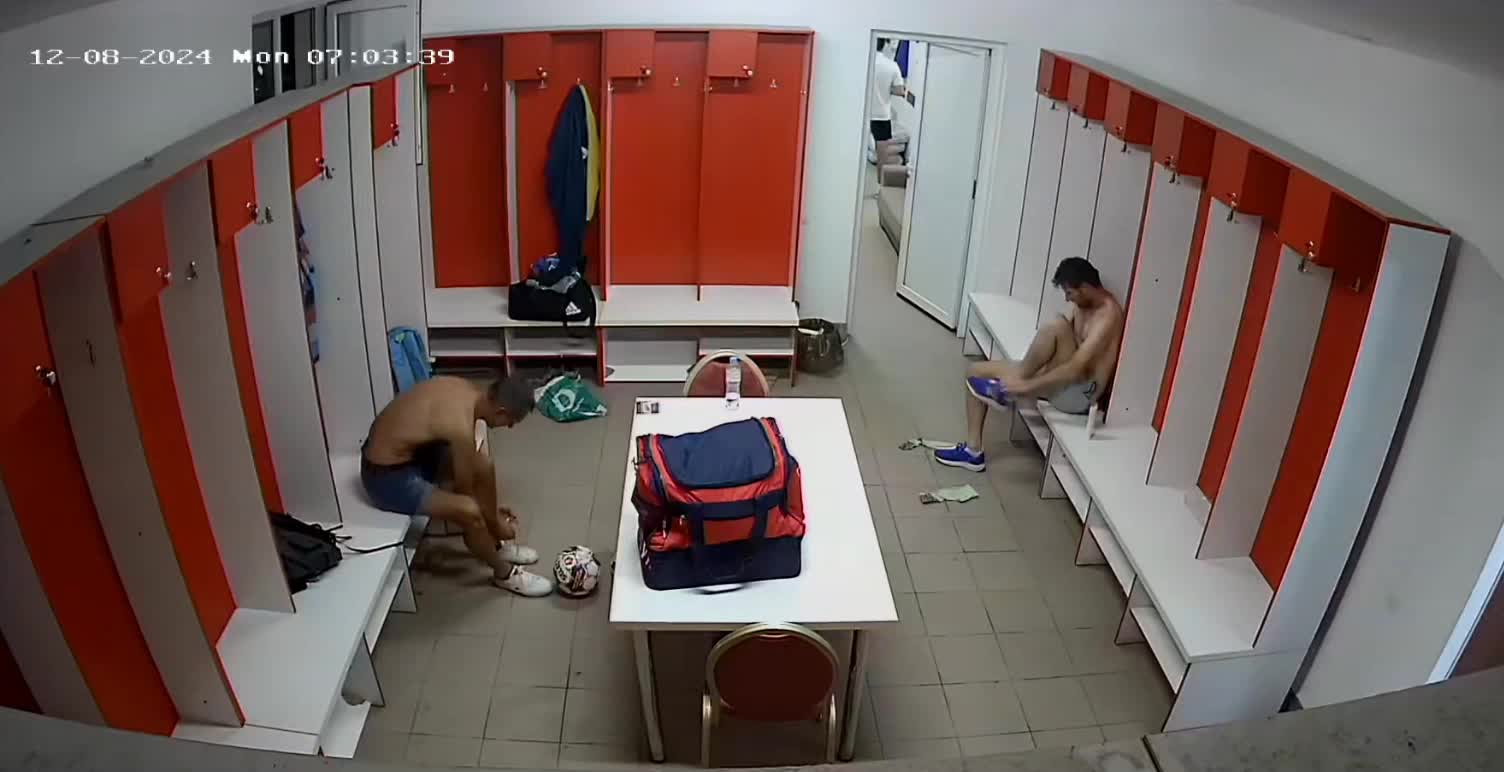 Part 2. Jugadores de fútbol amateur de todas las edades, desnudos en el vestidor