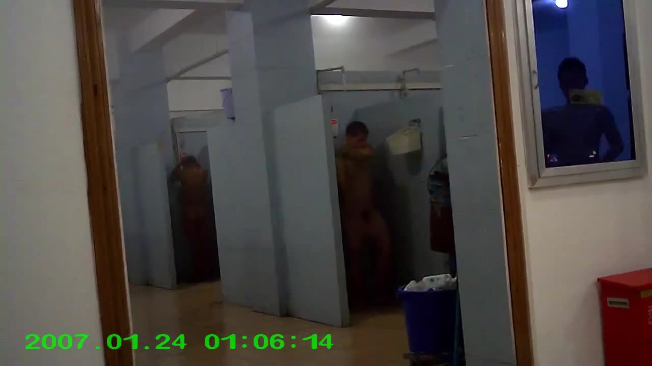 Spy asian guys and other showering !