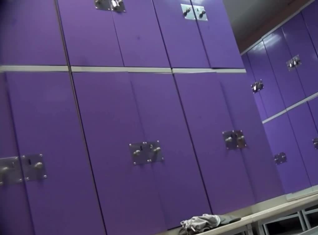 Girls Locker Room Spy??‍♂️? 
Saw a girl with small boobs wearing clothes?